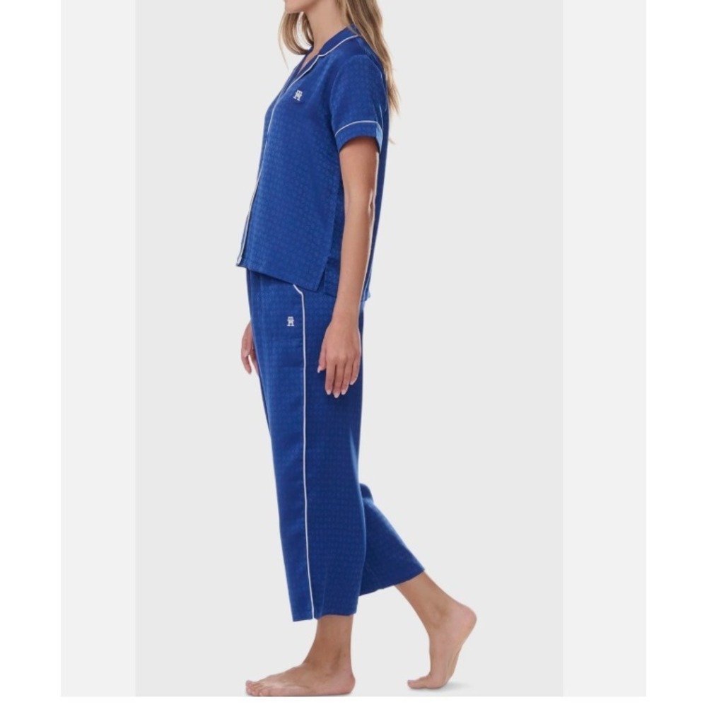 Tommy Hilfiger women's Short Sleeve Notch Top and Cropped Pant Pajama Set Medium